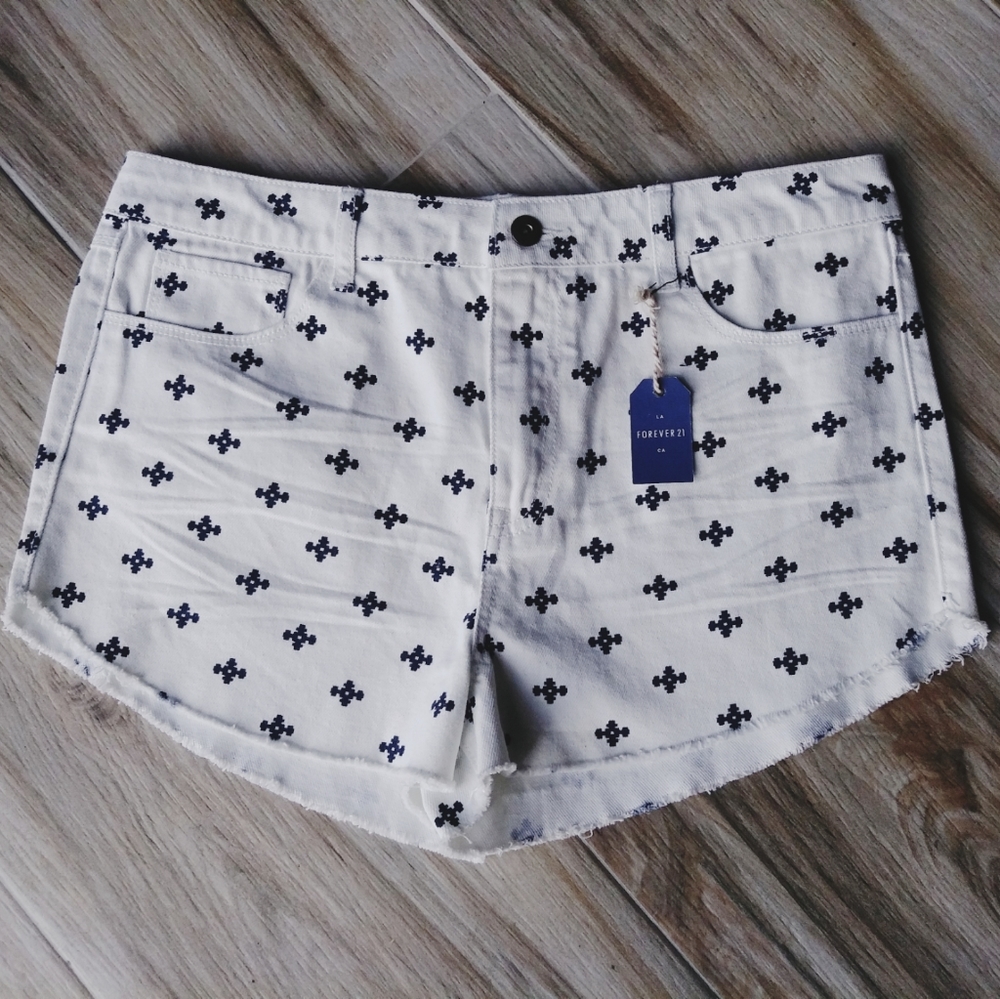 NWT Forever 21 Cream Navy Blue 2" Jean Sho…